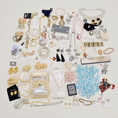 Lot 204 - Quantity of fashion and costume jewellery