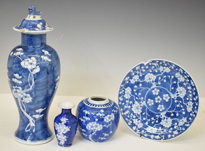 Lot 519 - Four items of Chinese porcelain