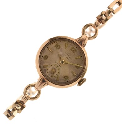 Lot 236 - Smiths Deluxe - Lady's vintage 9ct gold bracelet watch