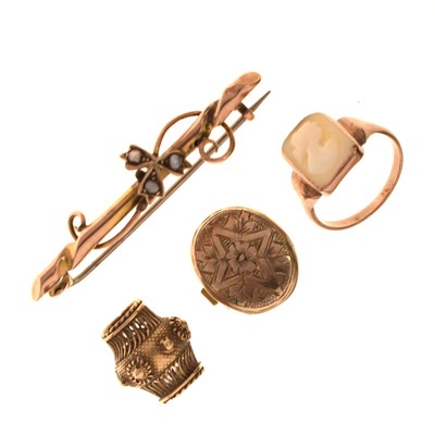 Lot 184 - Small group of jewellery comprising a rose metal shell cameo ring, etc