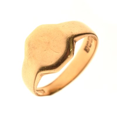 Lot 107 - 18ct gold signet ring