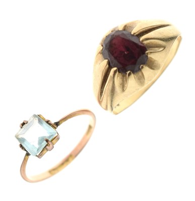 Lot 88 - 1960s garnet 9ct gold ring, and a 1920s blue stone 9ct rose gold ring (2)