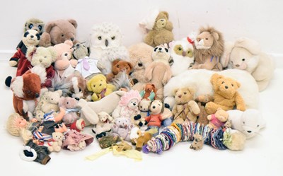 Lot 362 - Assorted collection of soft toys