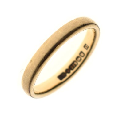 Lot 44 - 9ct gold wedding band
