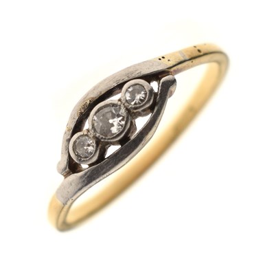 Lot 4 - Three-stone diamond crossover ring