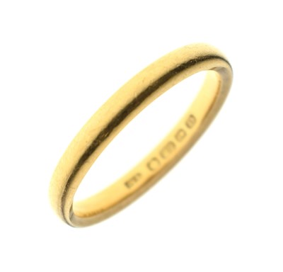 Lot 43 - 22ct gold wedding band