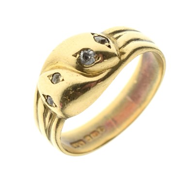 Lot 9 - Early 20th century double serpent head 18ct gold ring