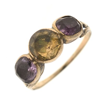 Lot 27 - Early 19th century three-stone ring