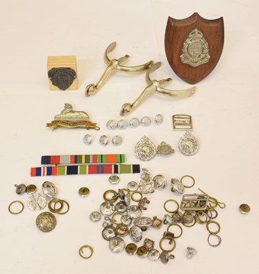 Lot 350 - Hong Kong Police service desk shield, buttons, cap badges and pin badge
