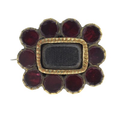 Lot 55 - Antique mourning brooch / lace pin
