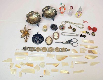 Lot 99 - Assorted costume jewellery etc
