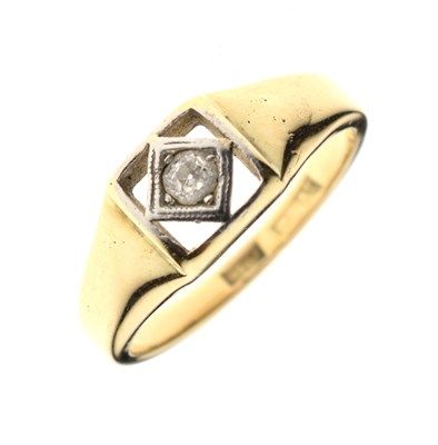 Lot 15 - Diamond yellow and white metal ring