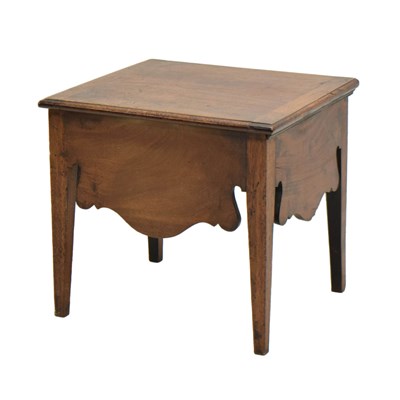 Lot 572 - 19th century mahogany commode