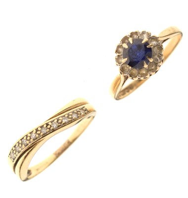 Lot 31 - Diamond crossover 9ct gold ring, and a blue and white stone 9ct gold cluster ring (2)