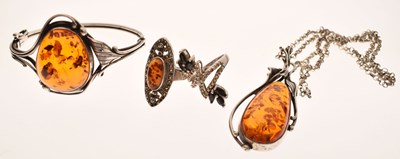 Lot 107 - Three pieces of Art Nouveau-style amber jewellery