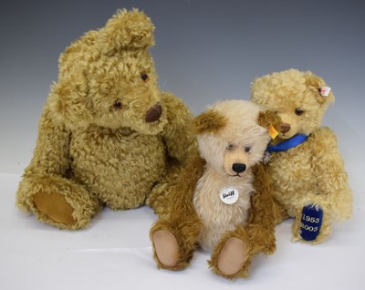 Lot 358 - Steiff - Limited edition 'Queen Coronation' bear