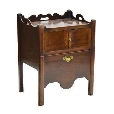 Lot 559 - George III mahogany tray top commode