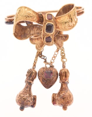 Lot 34 - Early to mid 19th century garnet unmarked yellow metal ribbon brooch