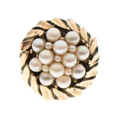 Lot 19 - Pearl 9ct gold cluster dress ring