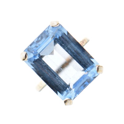 Lot 21 - Blue topaz cocktail ring