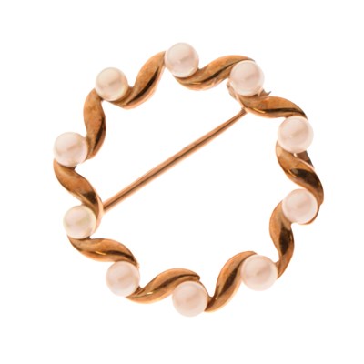 Lot 58 - 9ct gold pearl wreath brooch