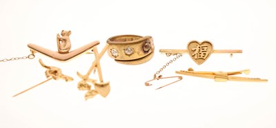 Lot 59 - Chinese sweetheart bar brooch, etc