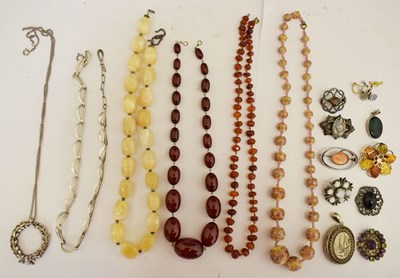 Lot 110 - Group of silver and other costume jewellery
