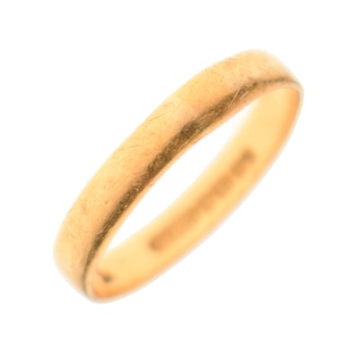 Lot 41 - 22ct gold wedding band
