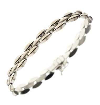 Lot 117 - 9ct white gold fancy link bracelet