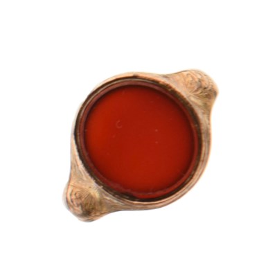 Lot 60 - Victorian carnelian 15ct gold signet ring