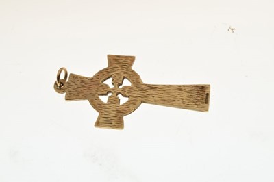 Lot 75 - 9ct gold Celtic cross pendant