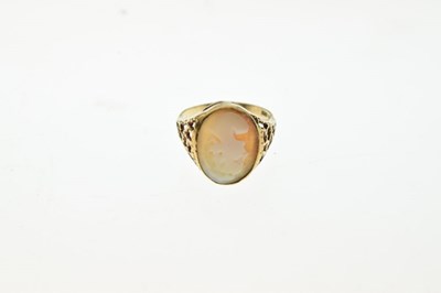 Lot 14 - Cameo ring