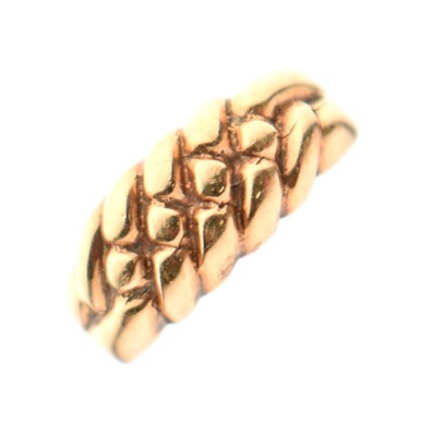 Lot 61 - 9ct gold keeper ring
