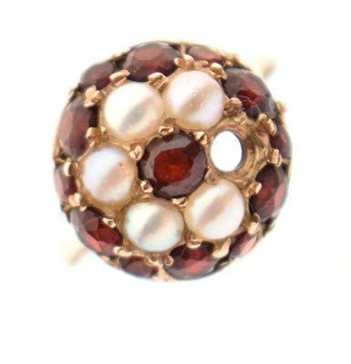 Lot 42 - Garnet and pearl 9ct gold cluster ring (a/f)