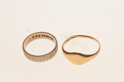Lot 24 - Two 9ct gold rings