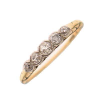 Lot 13 - Early 20th century five-stone diamond ring