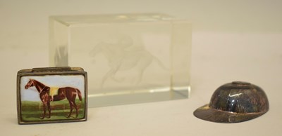 Lot 186 - Silver jockey's cap novelty caddy spoon and racehorse box plus glass racehorse paperweight