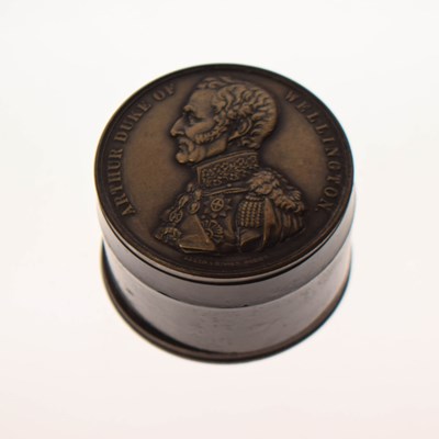 Lot 289 - 19th century snuffbox mounted with Duke of Wellington medallion