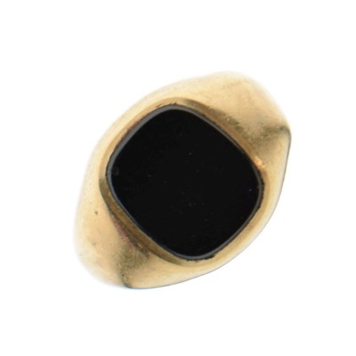 Lot 63 - Onyx 9ct gold signet ring