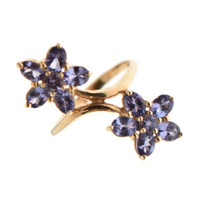 Lot 38 - Tanzanite double flowerhead 9ct gold ring