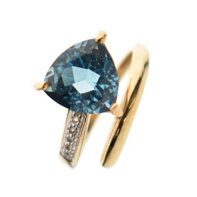 Lot 34 - 'Swiss' blue topaz 9ct gold ring