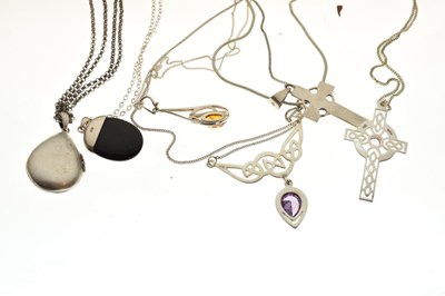 Lot 88 - Small quantity of pendants