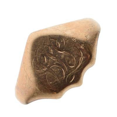 Lot 68 - 9ct gold shield-shaped signet ring