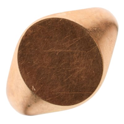 Lot 69 - 9ct gold signet ring