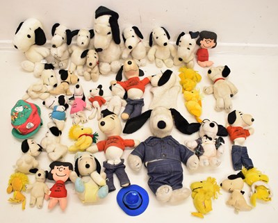 Lot 335 - Large collection of vintage 'Snoopy' soft toys, etc