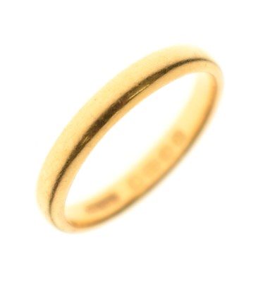 Lot 64 - 22ct gold wedding band