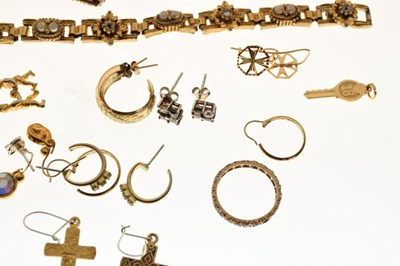 Lot 100 - Quantity of yellow metal jewellery
