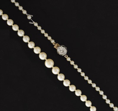 Lot 42 - Pearl necklace with yellow diamond clasp