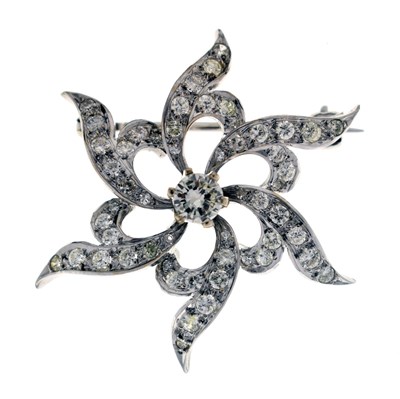 Lot 19 - Diamond flowerhead white metal brooch