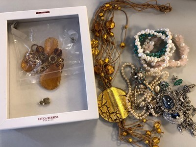 Lot 106 - Assorted costume jewellery
